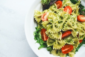 Nudeln_Pesto_Tomaten_Frisch_Abendessen Reichhaltiges Buffet Abwechslungsreiche Speisen